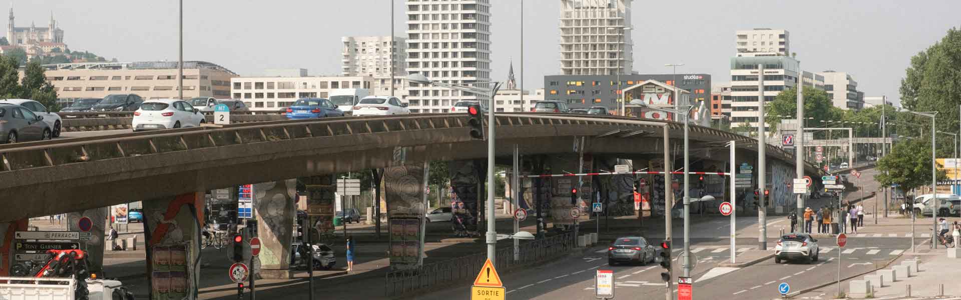 Échangeur routier lyonnais avec Fourvière en arrière-plan