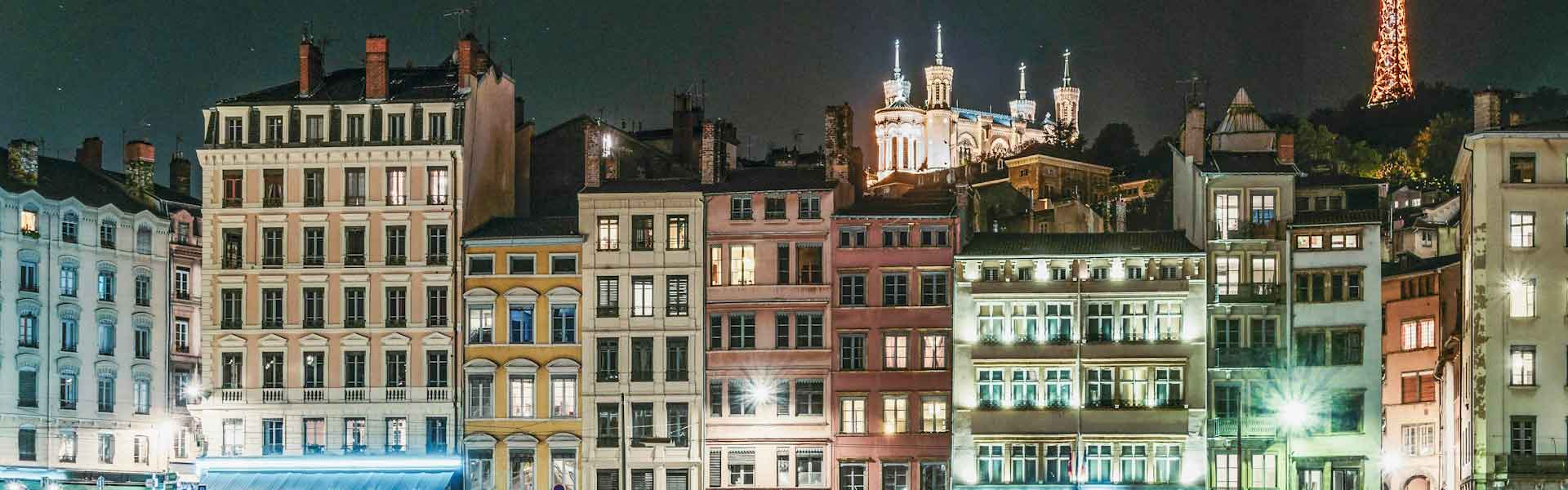 Façades des quais de Saône la nuit, avec Fourvière en arrière-plan