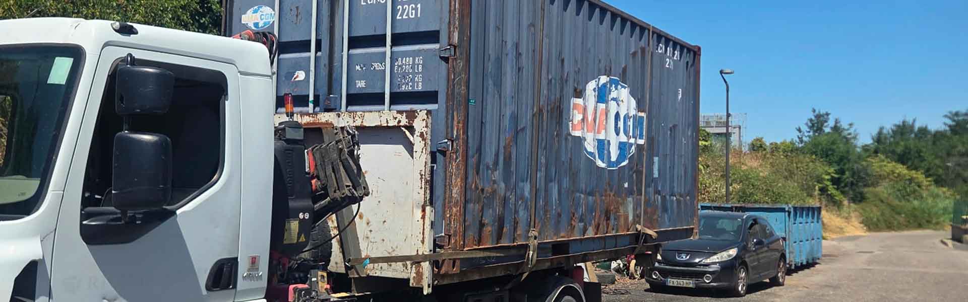 Benne et container de ferraille chargés sur camion-grue