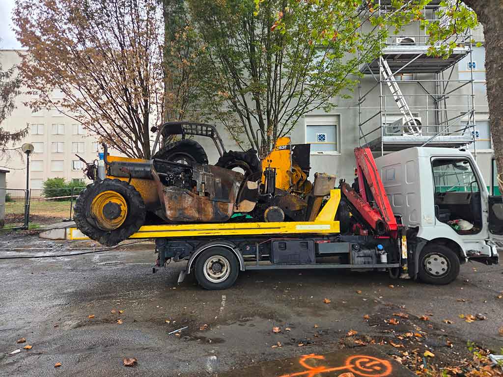 Bras télescopique découpé et posé sur le plateau du camion