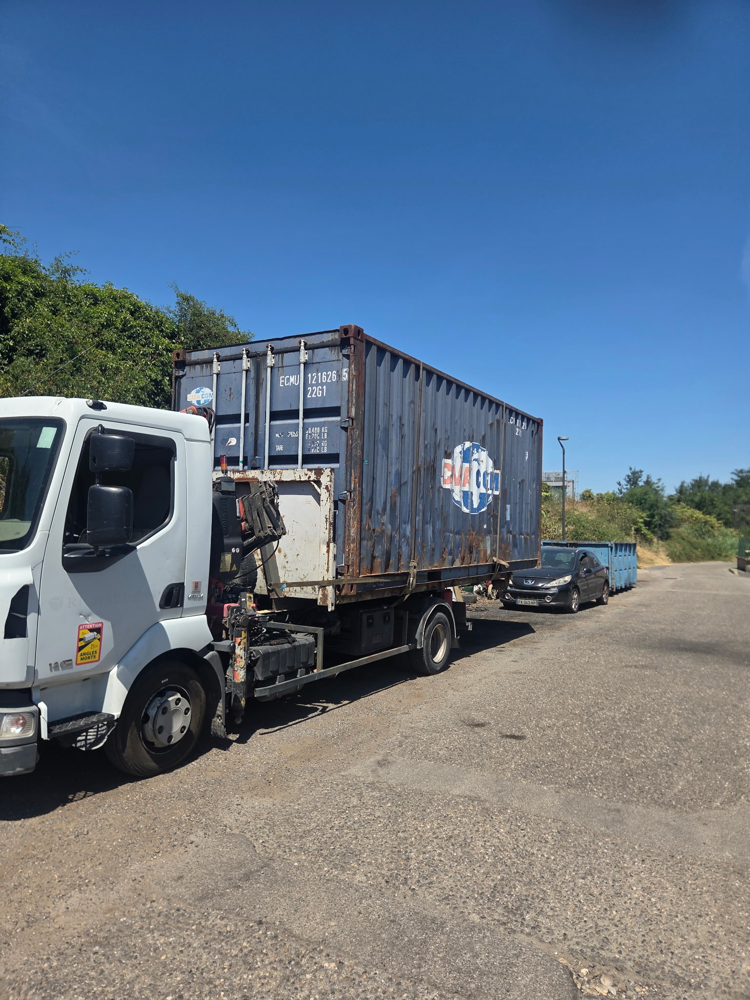 Container maritime chargé sur un camion à bras ampliroll
